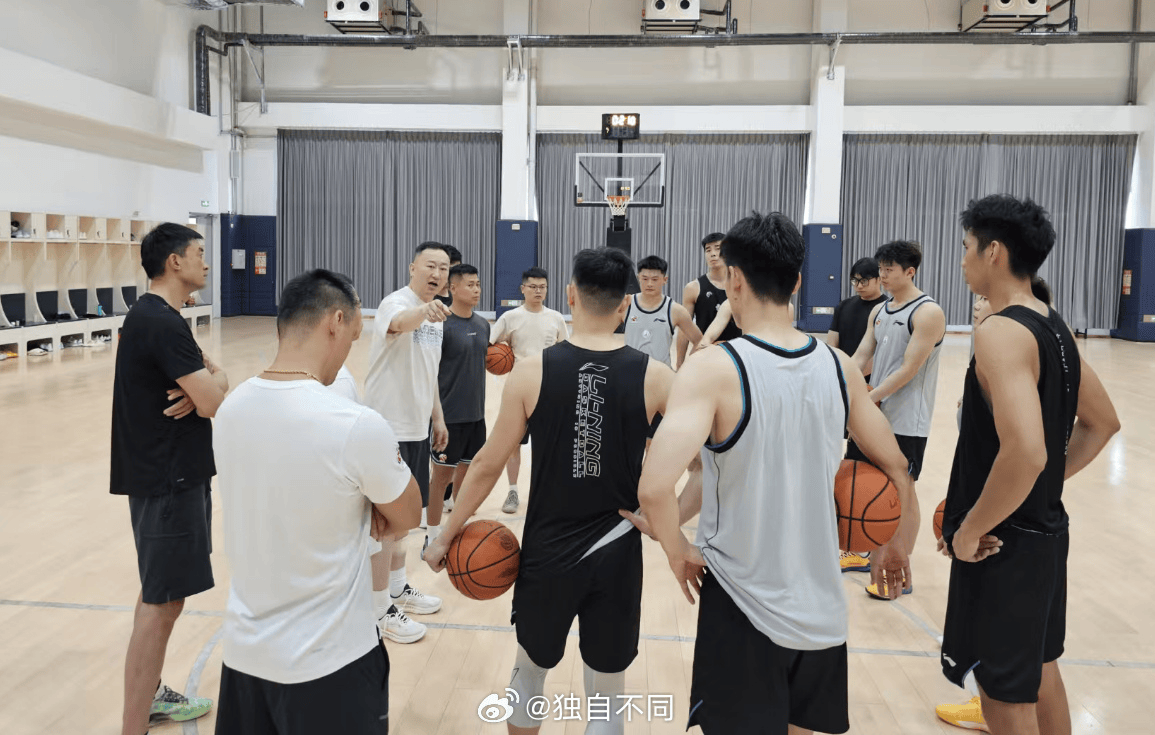 纷纷离开到, 人篮球队