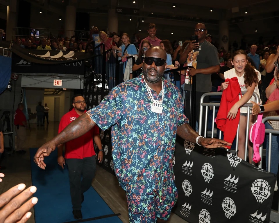 查理, 他现在主持