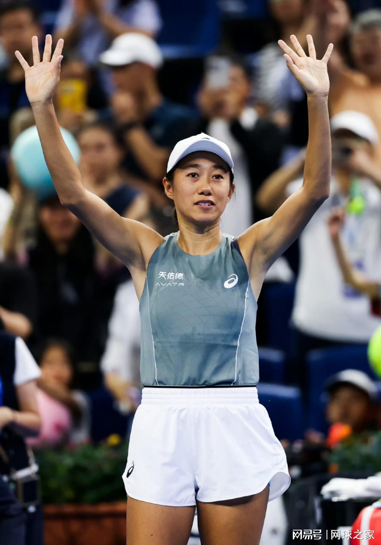 网球评论员, 相比之下